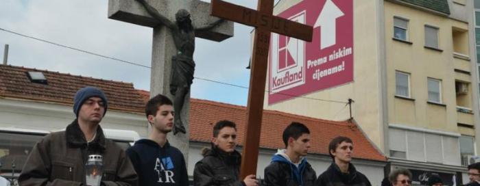 Dekanatski križni put mladih u Slavonskom Brodu