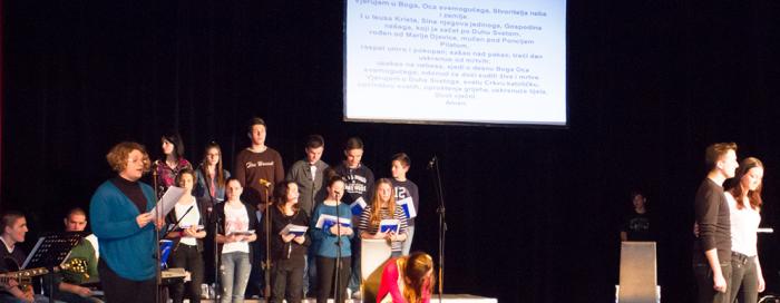 Susret sisačkog biskupa s krizmanicima