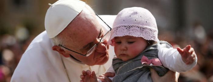 (VIDEO) Papin nagovor uz molitvu Kraljice neba: ˝Marijina majčinska prisutnost˝