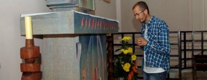 Napušta bankarstvo te odlazi u samostan