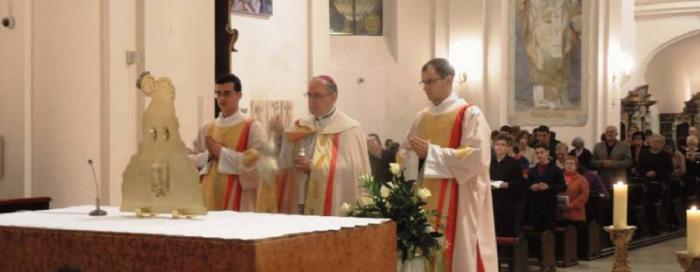 Molitveno bdjenje mladih u požeškoj katedrali