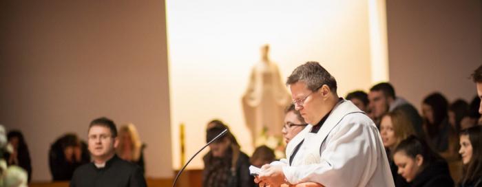 Nadbiskup Hranić na klanjanju s osječkim studentima