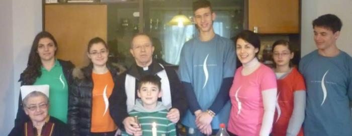 Župnik i volonteri SHKM-a zajedno u blagoslovu obitelji