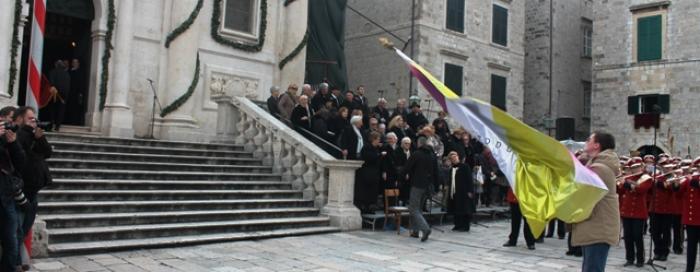 Volonteri SHKM-a s barjakom na otvorenju Feste