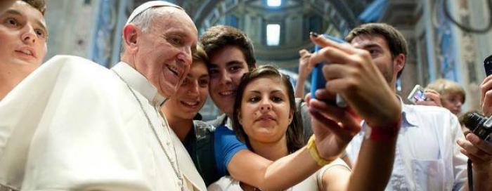 Papa mladima: Imajte hrabrosti plivati protiv struje! Imajte hrabrosti za pravu sreću!