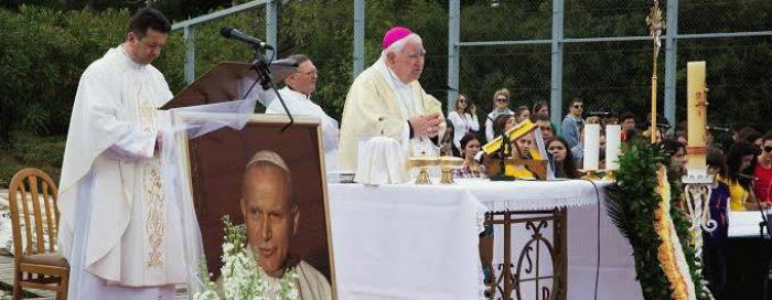 Biskup Ivas s mladima na Boninovu