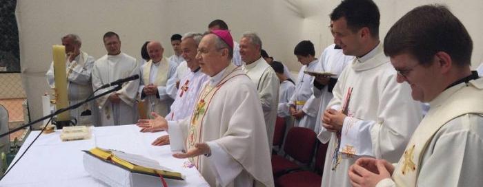 Biskup Penzeš na misi s mladima u Novoj Mokošici