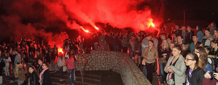 FOTO: Kako su se zabavljali mladi hodočasnici i njihovi domaćini u kišnoj noći SHKM-a