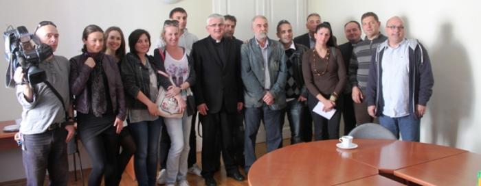 Novinari na kavi s biskupom Uzinićem o SHKM-u