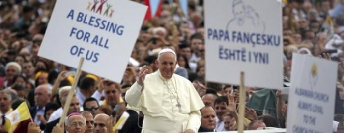 Papa mladim Albancima: ˝Izgradite bolju kulturu i bolji svijet˝