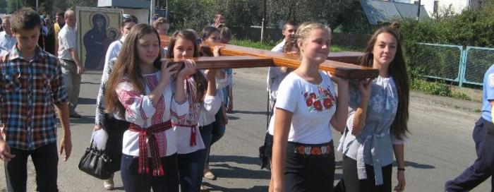 Mir i jedinstvo poruka za Svjetski dan mladih - križ i ikona u Ukrajini