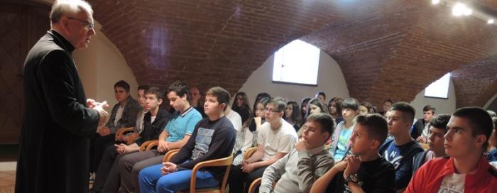 Susret biskupa Škvorčevića s gimnazijalcima