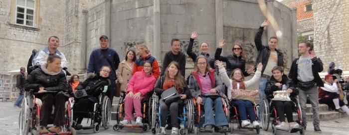 Mladi volonteri pomažu osobama s invaliditetom