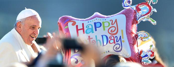 (VIDEO) Sretan rođendan Papa Franjo! Tisuće ljudi mu pjevalo i plesalo tango u čast