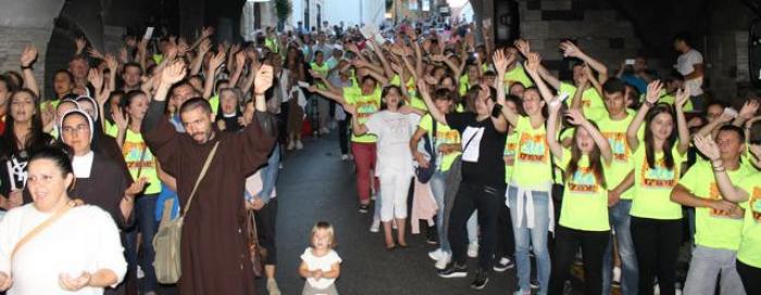 Zagrljeni križem - 4. karmelski križni put za mlade