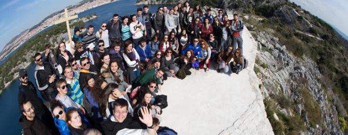 Mladi Šibenske biskupije svom biskupu mons. Anti Ivasu posvetili video