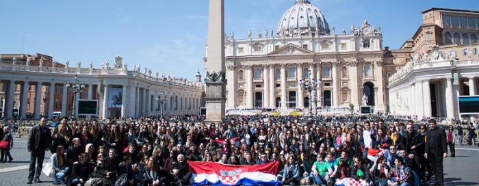 Mladi predali papi imena 1600 volontera SHKM-a Dubrovnik 2014.