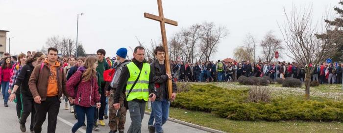 (VIDEO) Križni put mladih Varaždinske biskupije 2015.