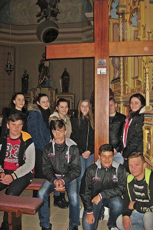Klanjanje mladih pred Križem SHKM-a