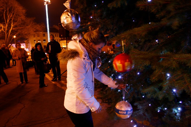 Kićenje bora ispred zagrebačke katedrale