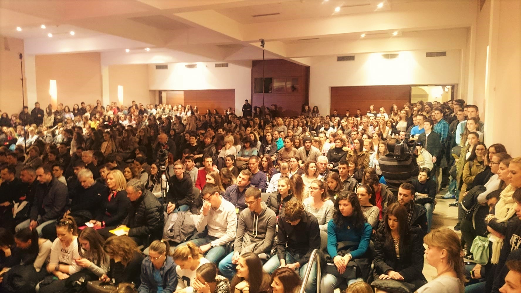 [VIDEO] Božićni susret mladih grada Splita - „Poklon: kupiti ili biti?!