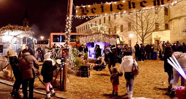 Žive jaslice ispred zagrebačke katedrale