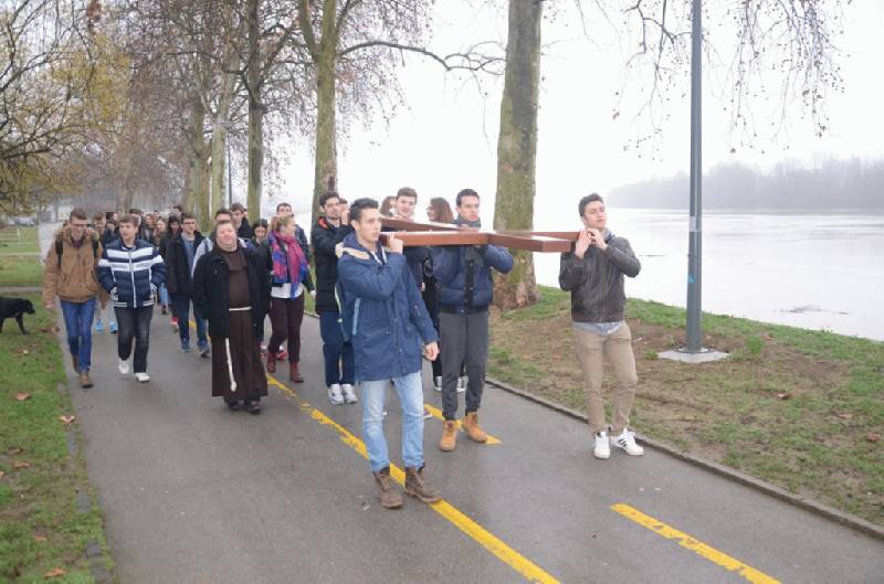 Križ susreta hrvatske katoličke mladeži među gimnazijalcima