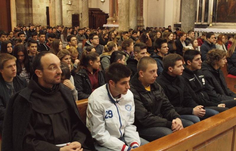 Susret nadbiskupa Puljića s krizmanicima