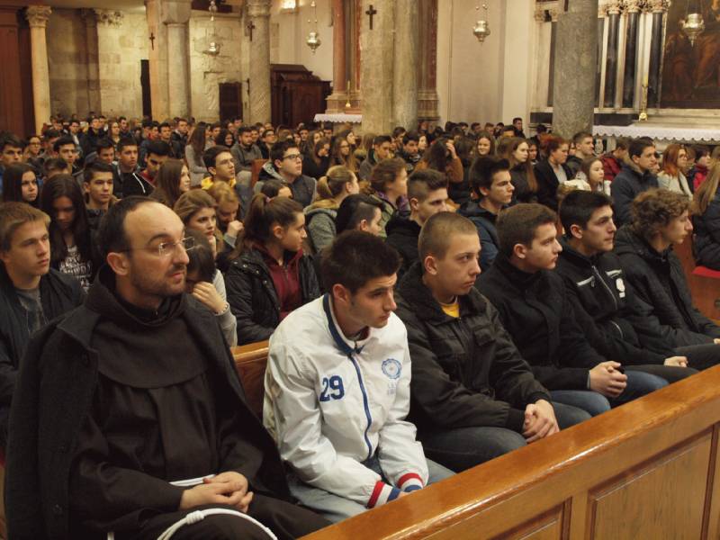 Susret nadbiskupa Puljića s krizmanicima