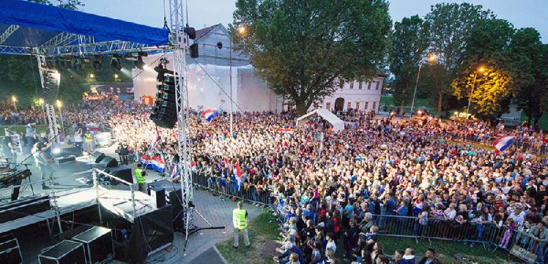 Humanitarni koncert Thompsona u Sisku