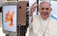 Papa: Što bi se dogodilo kada bismo se prema Bibliji odnosili kao prema svojem mobitelu?