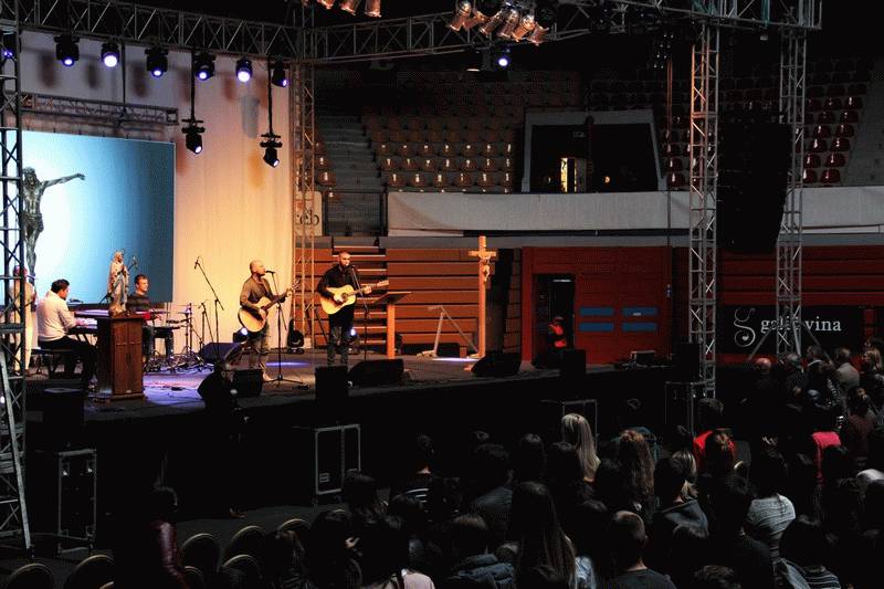 U Ciboni svečano otvorena duhovna obnova „Isus na brucošijadi˝