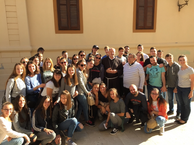 Dehonijanska mladež susrela se s krčkim biskupom Ivicom Petanjkom