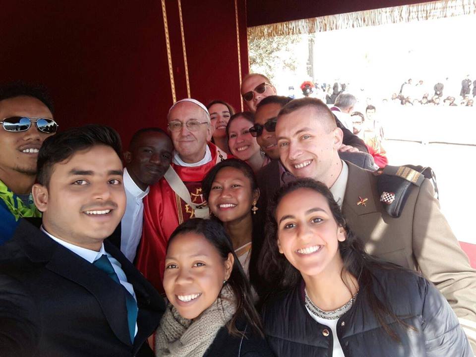 Papa poziva mlade da se ne daju “ušutkati”